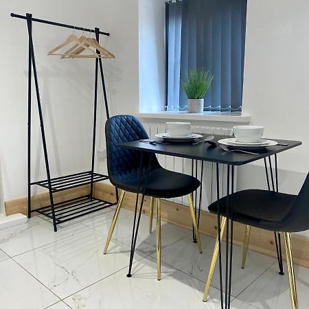 Stylish Studio Apartment In Centre Of St Clears Eksteriør billede