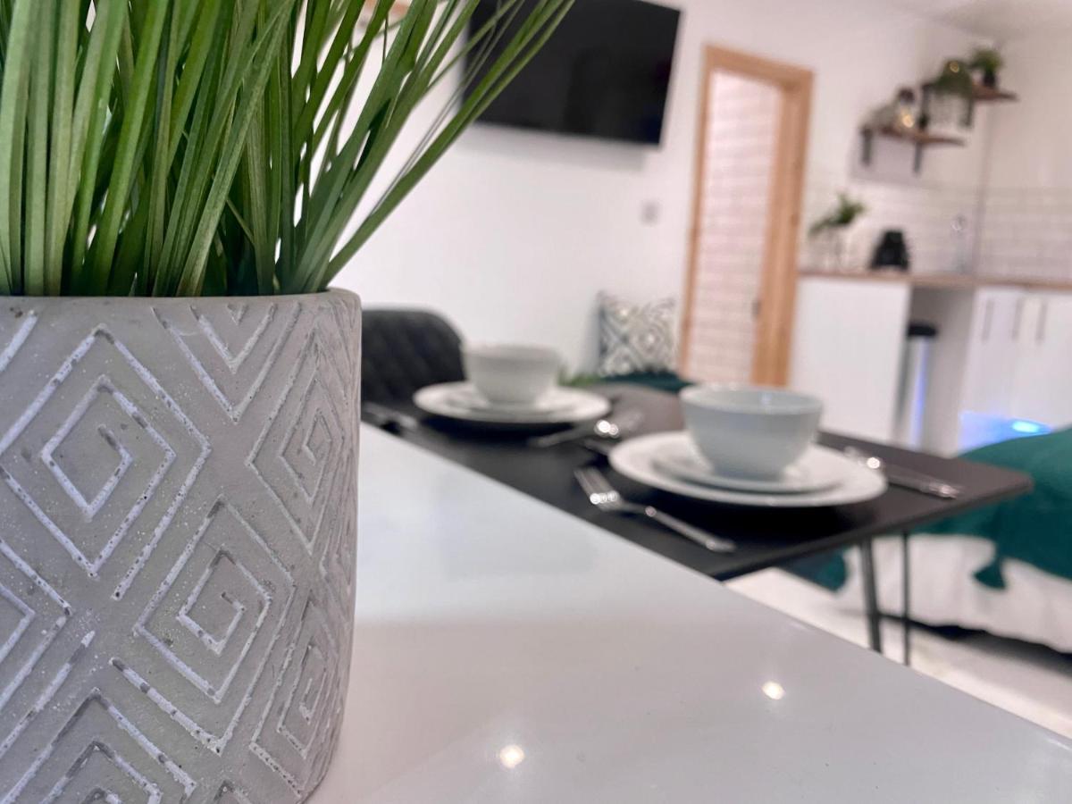Stylish Studio Apartment In Centre Of St Clears Eksteriør billede