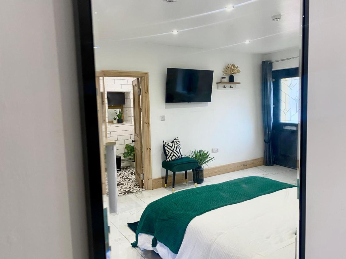 Stylish Studio Apartment In Centre Of St Clears Eksteriør billede