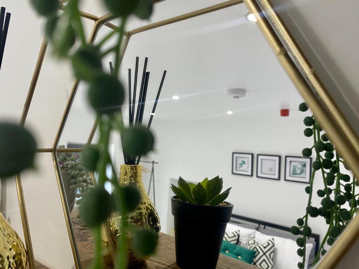 Stylish Studio Apartment In Centre Of St Clears Eksteriør billede
